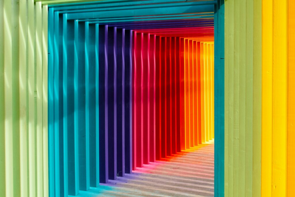 Installation colorée aux couleurs de l'arc-en-ciel