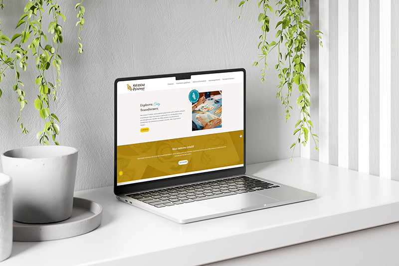 Ordinateur portable posé affichant un site internet